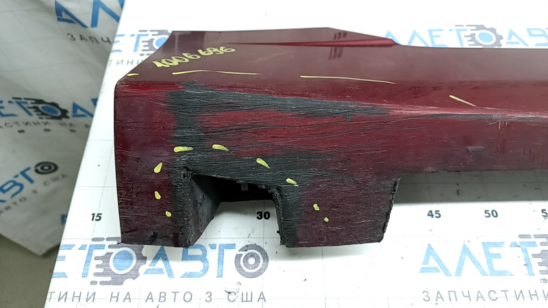 Порог правый Lincoln MKZ 13-20 красный RR, затерт, трещины, царапины
