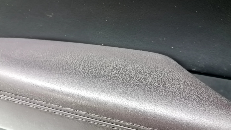 Обшивка дверей картка передня ліва Mazda CX-5 17-23 чорна, підлокітник коричнева шкіра, накладка з хром молдингом під дерево, BOSE, потерта, під чищення