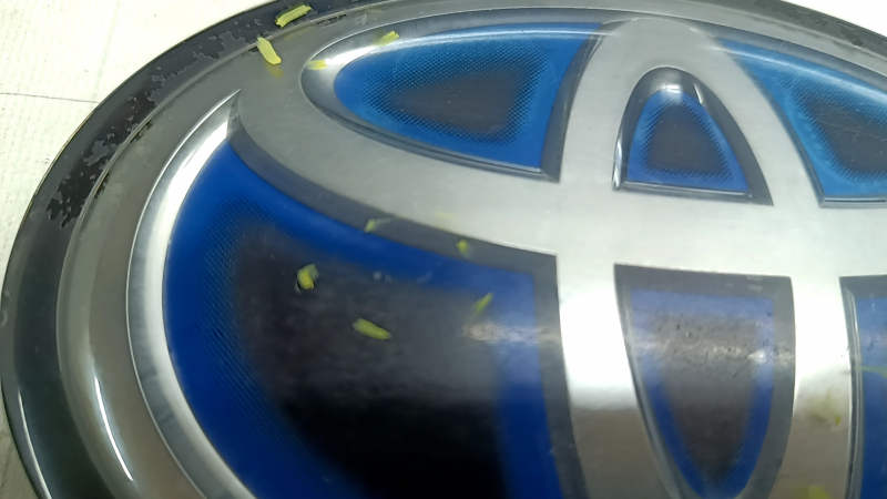 Эмблема логотип TOYOTA двери багажника Toyota Rav4 19-24 hybrid царапины, нет крепления