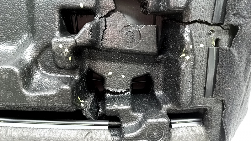 Подушка заднего ряда сидений 2 ряд Jeep Grand Cherokee WL 22-24 кожа черная серая строчка, с подогревом, треснут пенопласт, под химчистку, отсутствует фрагмент пенопласта
