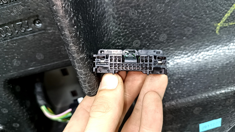 Подушка заднего ряда сидений 2 ряд Jeep Grand Cherokee WL 22-24 кожа черная серая строчка, с подогревом, треснут пенопласт, под химчистку, отсутствует фрагмент пенопласта