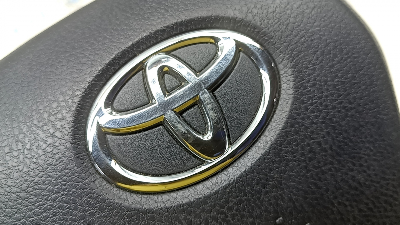 Подушка безпеки airbag в кермо водійська Toyota Venza 21-24 чорна, подряпини