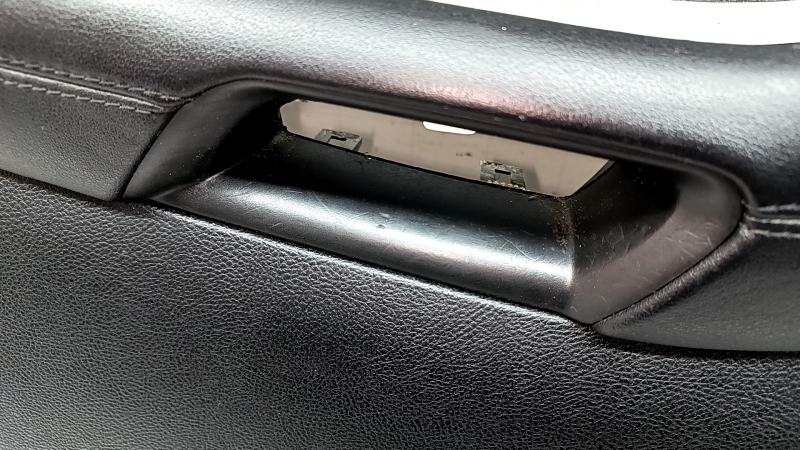 Обшивка двери карточка передняя левая Ford Edge 19-24 черная, SEL, вставка кожа черная, подлокотник кожа черная, с ручкой, царапины