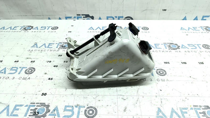 Поворотник правый Ford Escape MK3 17-19 рест, белый с птф, под полировку