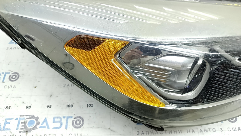 Фара передняя правая в сборе Ford Escape MK3 17-19 рест ксенон+led светлая, под полировку, царапины, паутинка