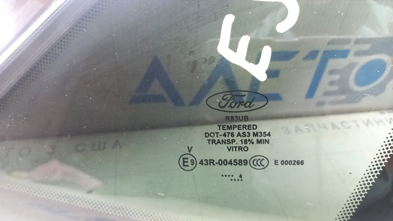 Форточка глухое стекло задняя правая Ford Escape MK4 20-26 хром + черный мат, надрывы уплотнителя
