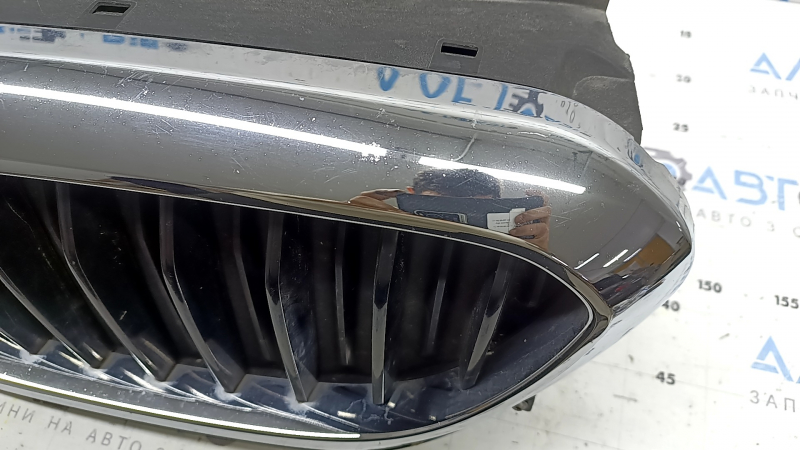 Решетка радиатора grill в сборе BMW 5 G30 17-23 Sport Line, с жалюзи дефлектором радиатора, хром, сколы, царапины на хроме