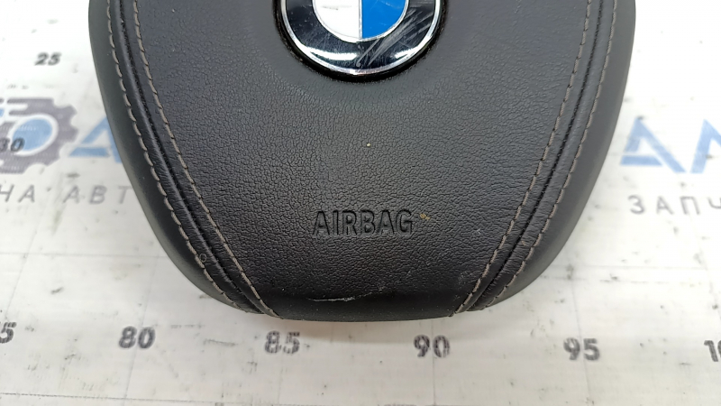Подушка безпеки airbag в кермо водійська BMW 5 G30 17-23 чорна, шкіра, подряпини на емблемі, під хімчистку