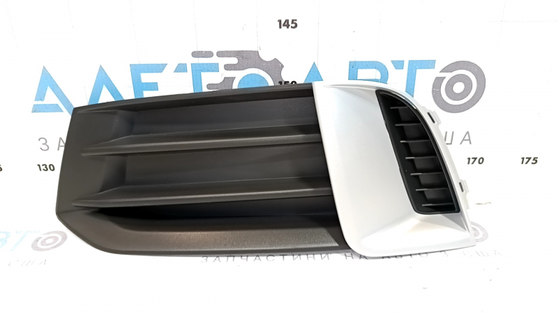 Решетка переднего бампера левая Audi A3 8V 17-20 структура с матовой хром вставкой