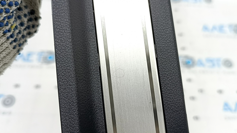 Накладка порога наружная передняя левая Hyundai Tucson 22-26 черная с хром, царапины, пятна на хром