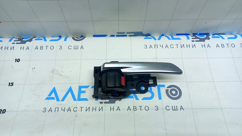 Ручка дверей внутрішня передня права Toyota Camry v70 18-24 хром, подряпина