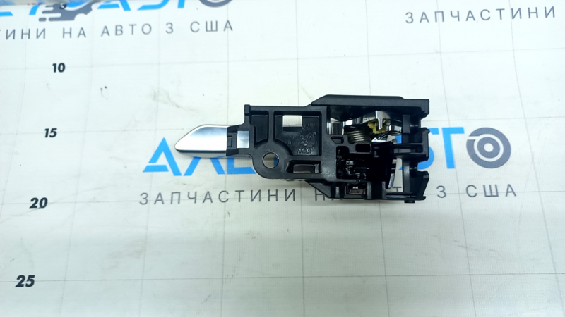 Ручка дверей внутрішня передня права Toyota Camry v70 18-24 хром, подряпина