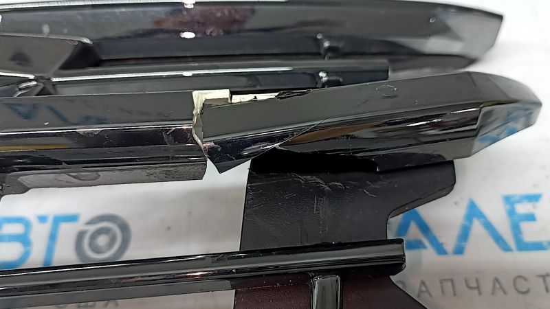 Решетка радиатора grill в сборе Hyundai Tucson 25-26 темный хром, Limited, под камеру, надломана