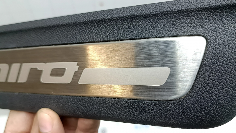 Накладка порога задняя правая внешняя Kia Niro 17-22 хром, царапины на хроме