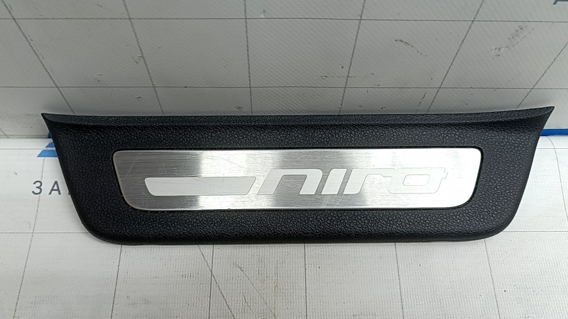 Накладка порога задняя левая внешняя Kia Niro 17-22 хром, царапины на хроме