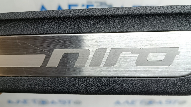 Накладка порога задняя левая внешняя Kia Niro 17-22 хром, царапины на хроме