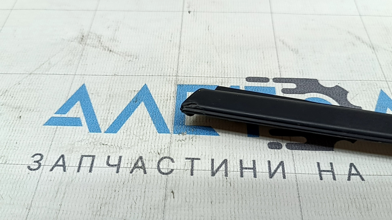 Молдинг двері-скло центральний задній правий Kia Niro 17-22 мат, надірваний