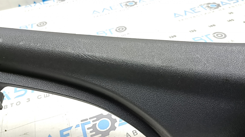 Накладка задньої стійки ліва нижня Audi A3 22-26 чорна, подряпини