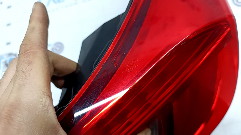 Фонарь внешний крыло правый Honda Accord 18-22 потерт, трещины под стеклом