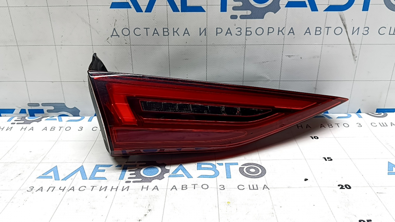 Ліхтар внутрішній кришка багажника лівий Audi A3 22-24 потертості