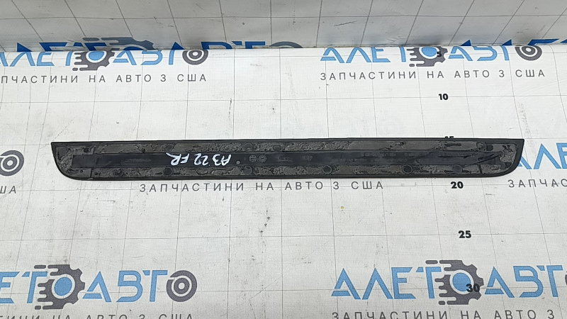 Накладка порога зовнішня передня права Audi A3 22-26 чорна, хром, подряпини, потертості