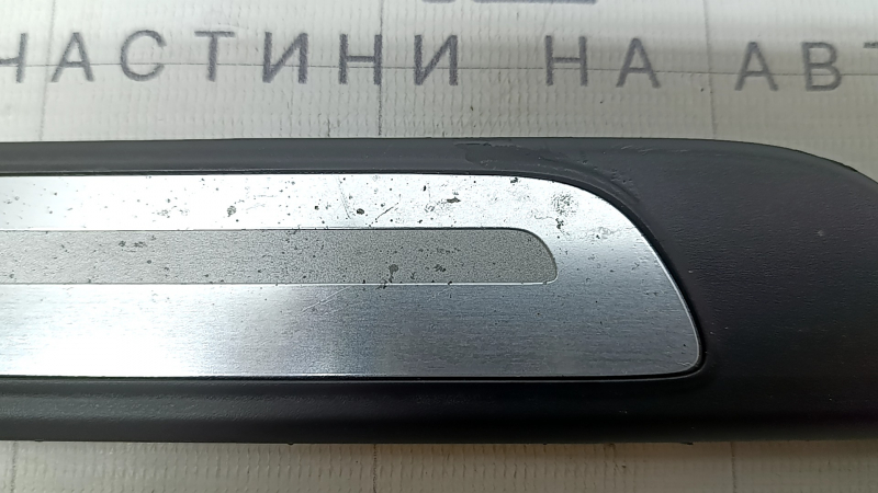 Накладка порога зовнішня передня ліва Audi A3 22-26 чорна, хром, подряпини, потертості, тичка