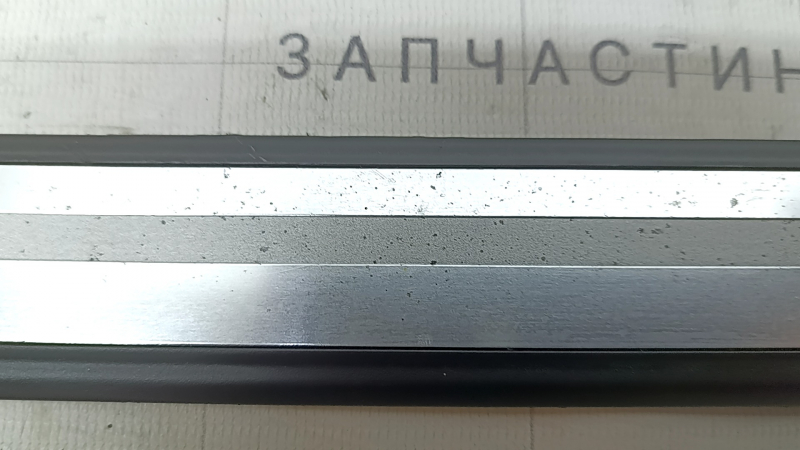 Накладка порога зовнішня передня ліва Audi A3 22-26 чорна, хром, подряпини, потертості, тичка