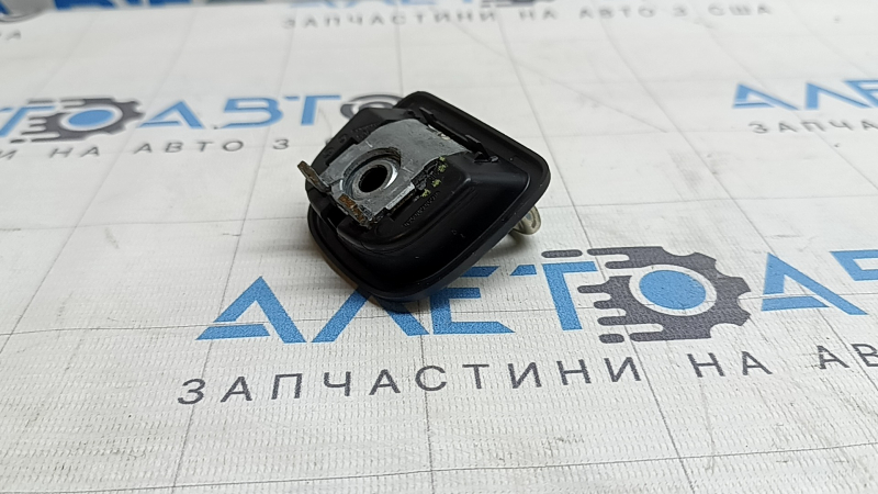 Крюк багажника Audi A3 22-26 ржавчина, нет фрагмента, трещина