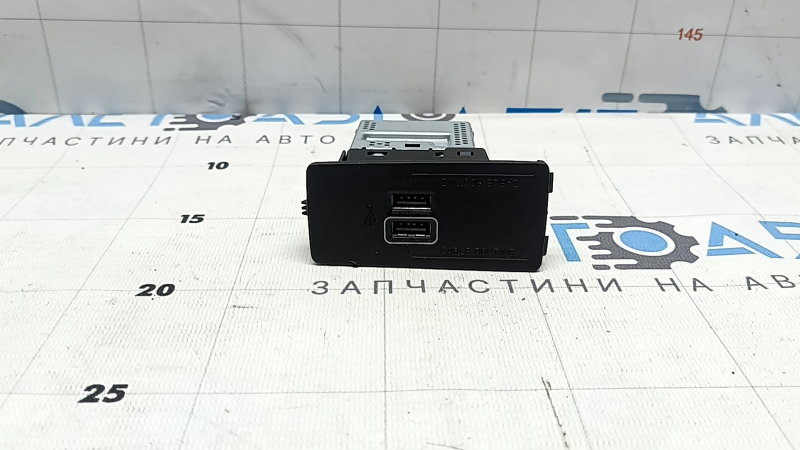 USB Hub Volvo XC60 18-26 подряпини