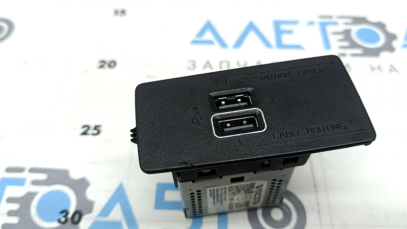 USB Hub Volvo XC60 18-26 подряпини