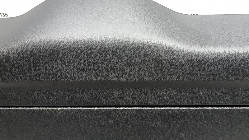 Обшивка дверей багажника нижня Volvo XC60 18-26 чорна з накладкою, подряпини