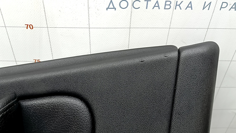 Обшивка двери карточка передняя левая Volvo XC60 18-22 кожа черная, подлокотник и вставка черная кожа, с накладкой динамика, тычка, вмятина