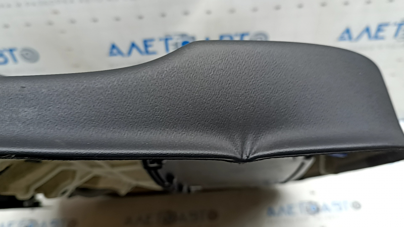 Обшивка двери карточка передняя левая Volvo XC60 18-22 кожа черная, подлокотник и вставка черная кожа, с накладкой динамика, тычка, вмятина