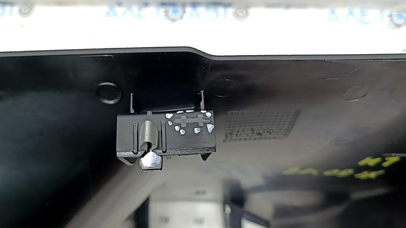 Накладка центральной стойки нижняя левая Volvo XC60 18-26 черная, надломано крепление, царапины
