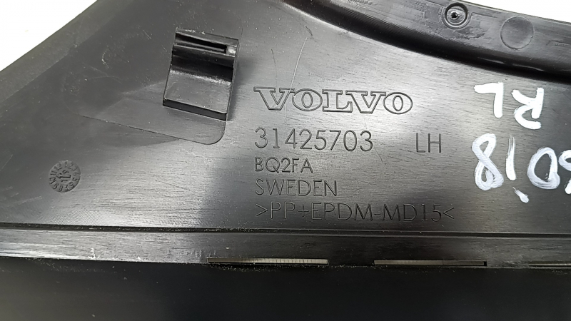 Накладка задньої стійки за кватиркою ліва Volvo XC60 18-26 чорна, подряпини