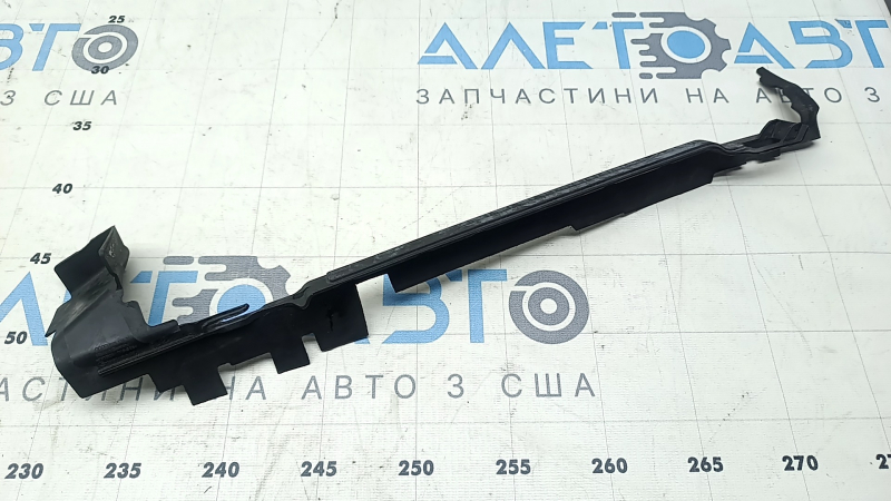 Уплотнитель дефлектора радиатора правый Audi A3 22-26