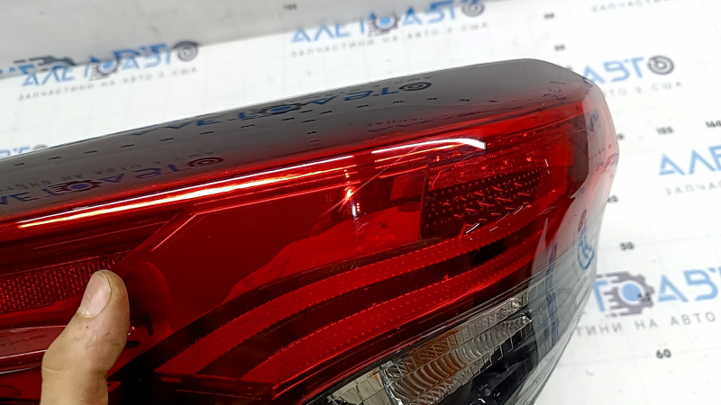 Фонарь внешний крыло левый Toyota Highlander 20-23 LED, без крепления, царапины