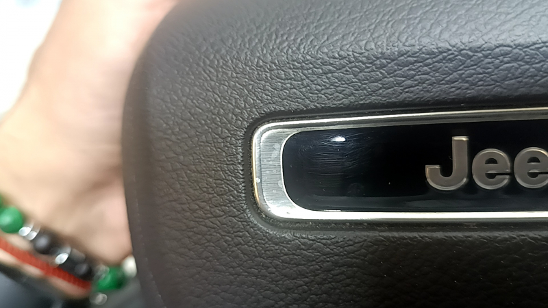 Подушка безпеки airbag в кермо водійська Jeep Compass 22-26 чорна, корозія на емблемі