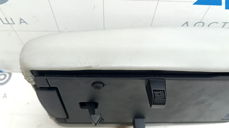 Подлокотник Jeep Compass 22-26 кожа серая, коричневая строчка, царапина, потёрт