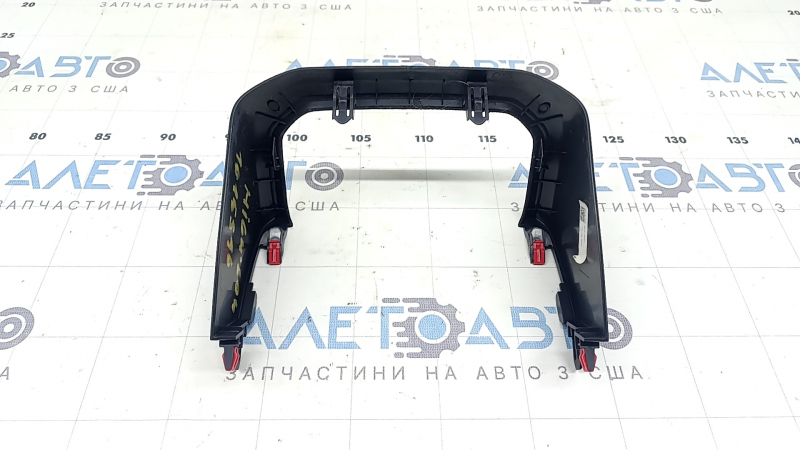 Накладка центральной консоли задняя Toyota Highlander 20-26 черная, нижняя часть, царапины, под химчистку