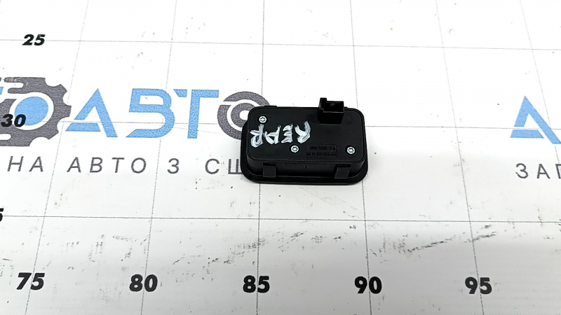 Кнопка закрытия крышки багажника Mercedes C-class W205 16-21 с блокировкой