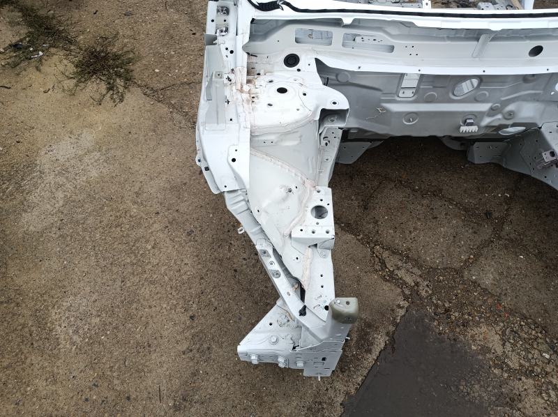 Чверть передня права Nissan Murano 25-26 на кузові, біла