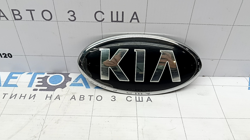 Эмблема значок двери багажника Kia Sorento 16-20 сломано крепление, вздулся лак