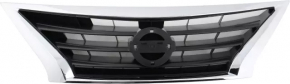 Решетка радиатора grill с значком Nissan Versa 15-19 рест
