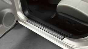 Накладка порога задняя левая внешняя Nissan Rogue Sport 17-23 хром, царапины