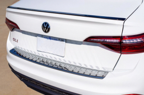 Молдинг заднего бампера центральный VW Jetta 22-26 хром, затерт