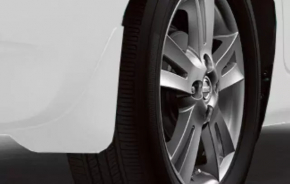Брызговик передний левый Nissan Versa 12-19