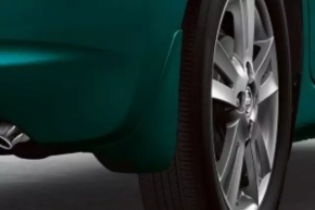 Брызговик передний левый Nissan Versa 12-19