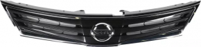 Решетка радиатора grill Nissan Versa 1.8 10-12 вздулся хром