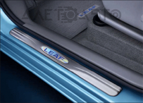 Накладка порога внешняя передняя правая Nissan Leaf 11-17 хром, тычка, царапины